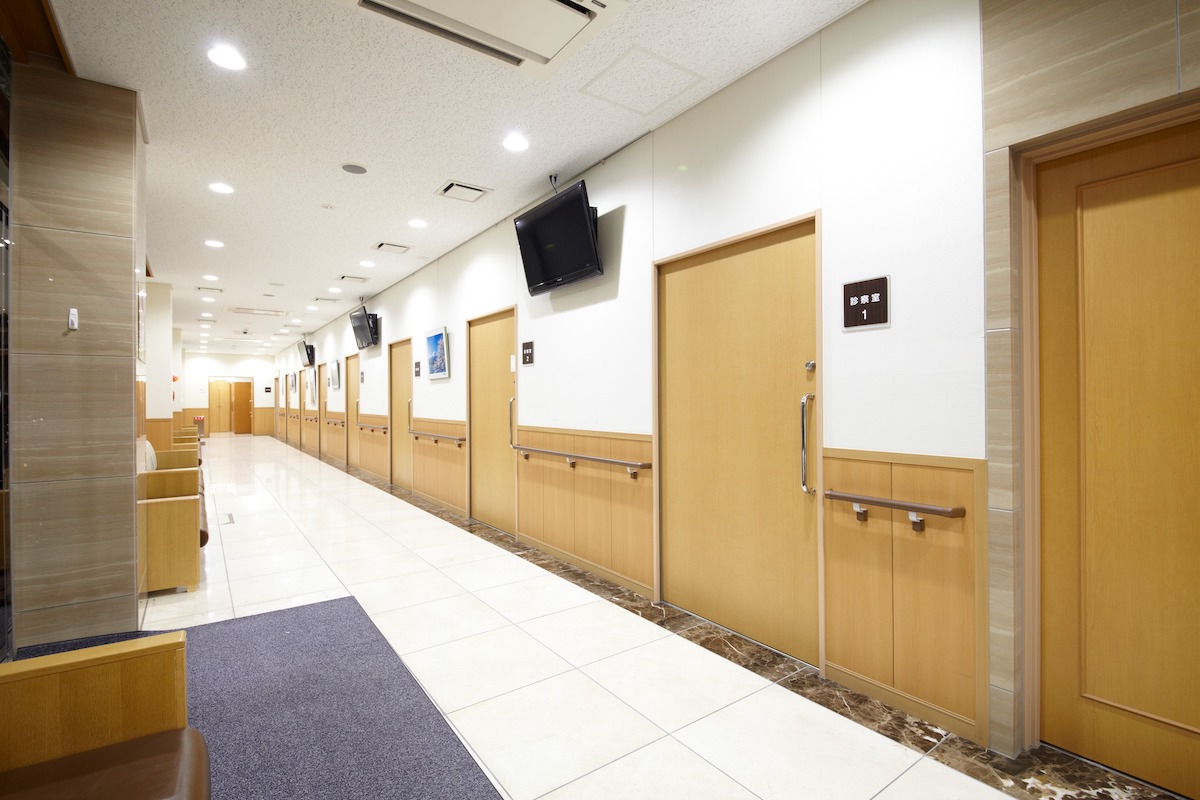 三愛病院 外来診察室前 外来廊下